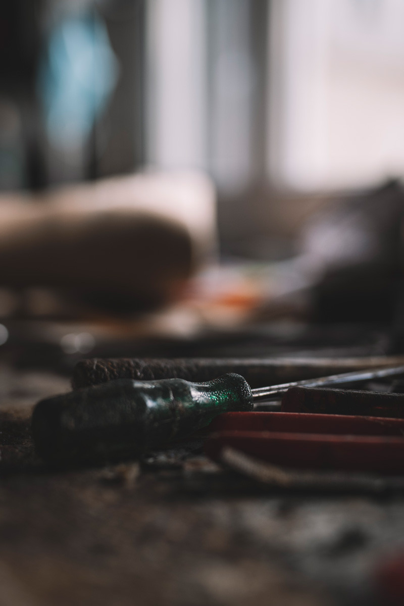 Einblick in die Werkstatt des orthopädischen Schumachermeisters: Fussleisten, Schraubezieher und Zangen liegen auf einer Werkbank.